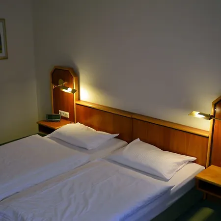 Haus Am Park 3*